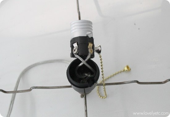 Attaching the lamp cord to the socket