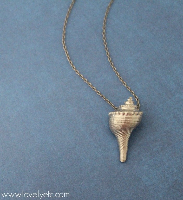 10 x silver coloured sea shell bezel pendants