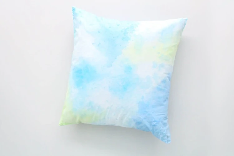 How to Paint Pretty Watercolor Pillows