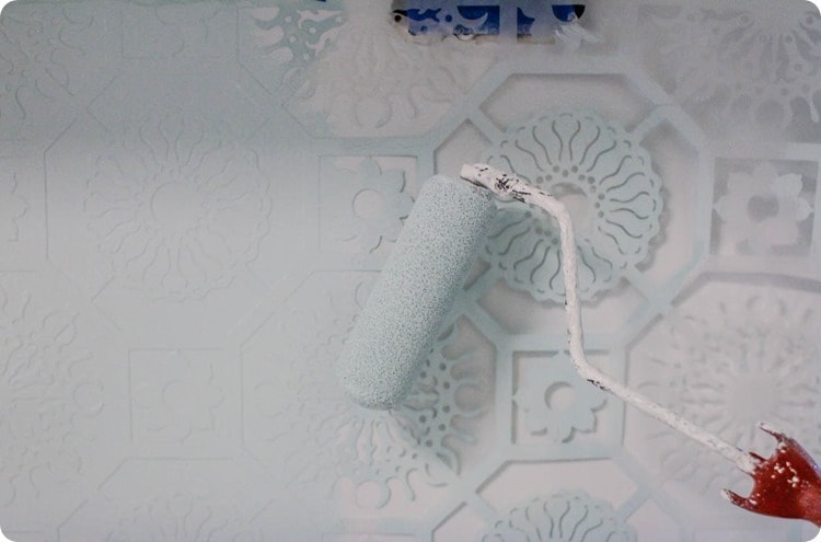 using a foam roller to stencil a backsplash