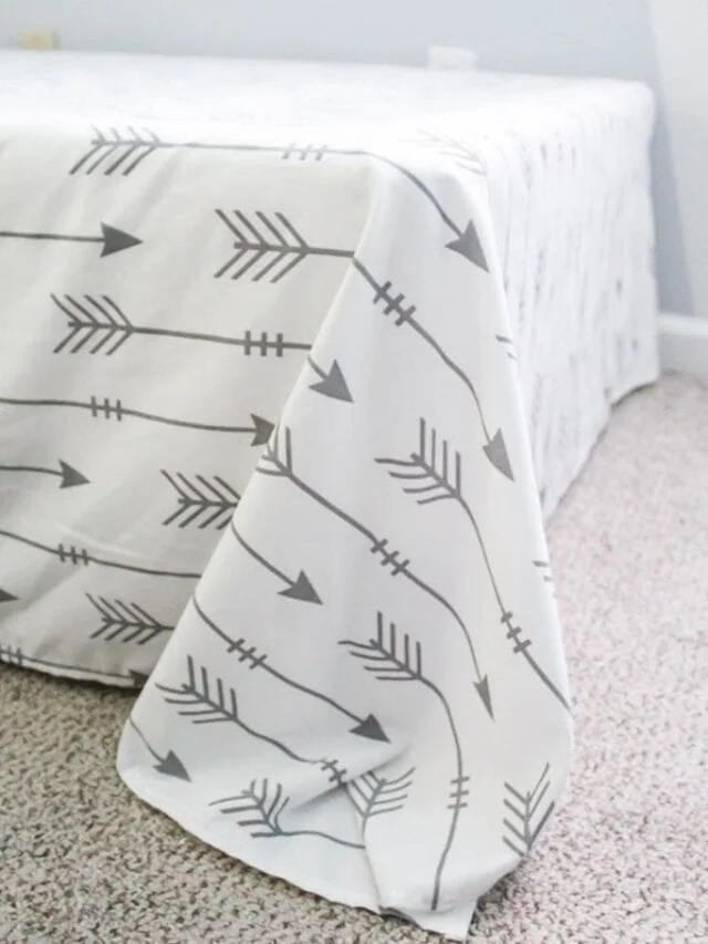 Bed skirt with arrows