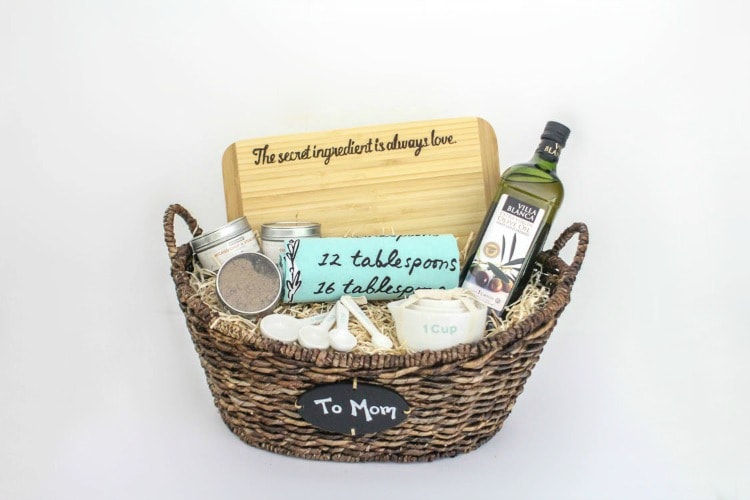 https://www.lovelyetc.com/wp-content/uploads/2017/05/gift-basket-for-mothers-day-with-cutting-board.jpg