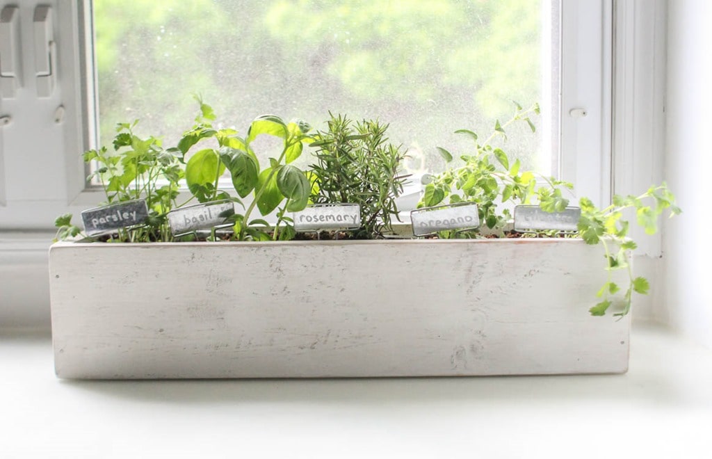 https://www.lovelyetc.com/wp-content/uploads/2017/05/kitchen-herb-garden-in-diy-planter-box.jpg