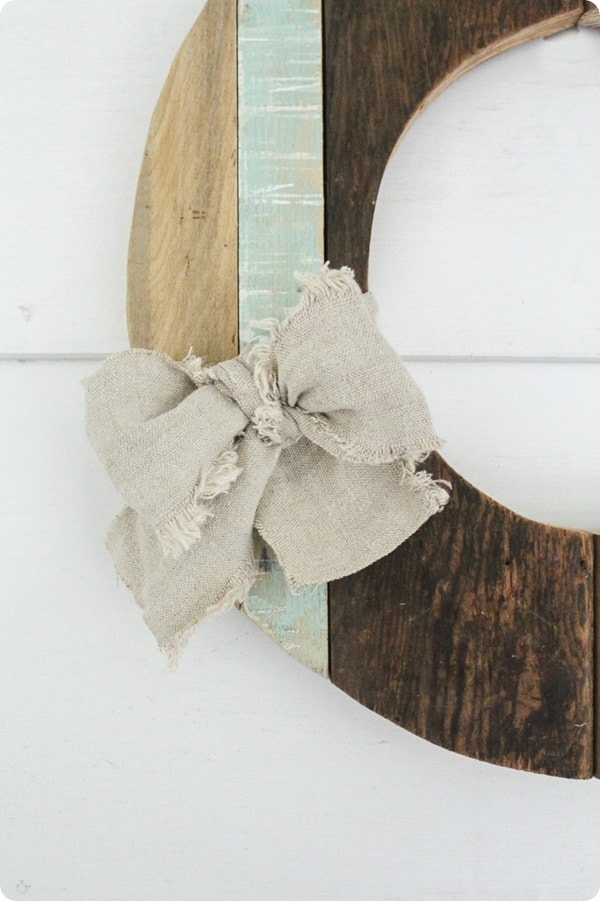 Make a rustic fall wreath using reclaimed wood. Simple DIY farmhouse wreath that also looks beautiful in spring and summer. 