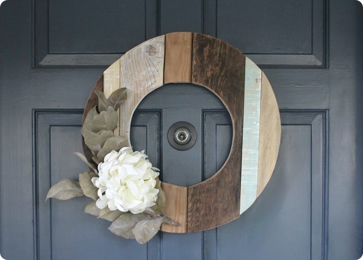 Make a rustic fall wreath using reclaimed wood. Simple DIY farmhouse wreath that also looks beautiful in spring and summer. 