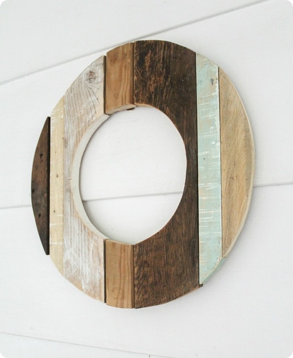 Make a rustic fall wreath using reclaimed wood. Simple DIY farmhouse wreath that also looks beautiful in spring and summer. 