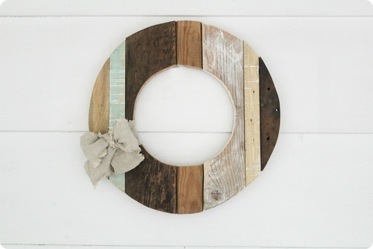 Make a rustic fall wreath using reclaimed wood. Simple DIY farmhouse wreath that also looks beautiful in spring and summer. 