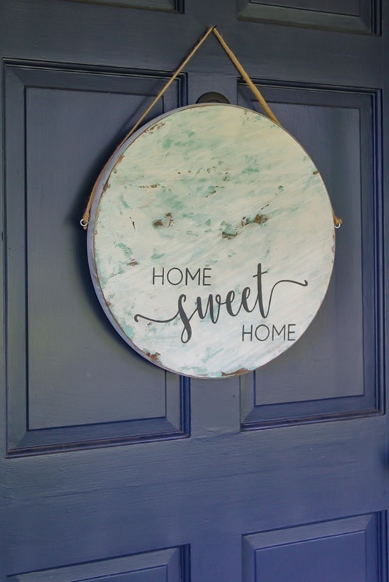 Super cute nontraditional wreath alternative - a round sign for the front door. Step by step tutorial for making this home sweet home sign.