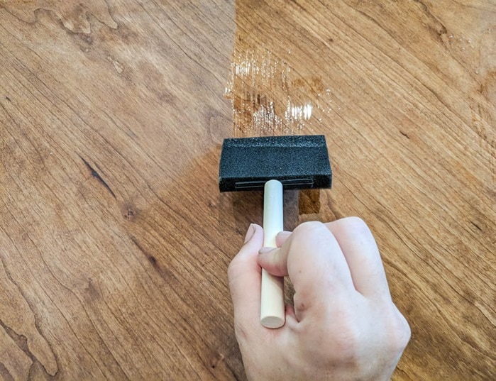 applying polyurethane when refinishing a dining table