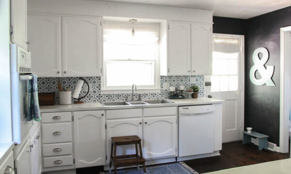 Blue and white modern farmhouse kitchen makeover on a tiny budget.