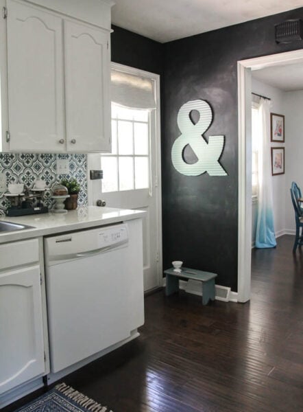 Blue and white modern farmhouse kitchen makeover on a budget. Love the chalkboard wall in the corner.