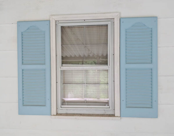 Aluminiumfenster mit blauen Fensterläden