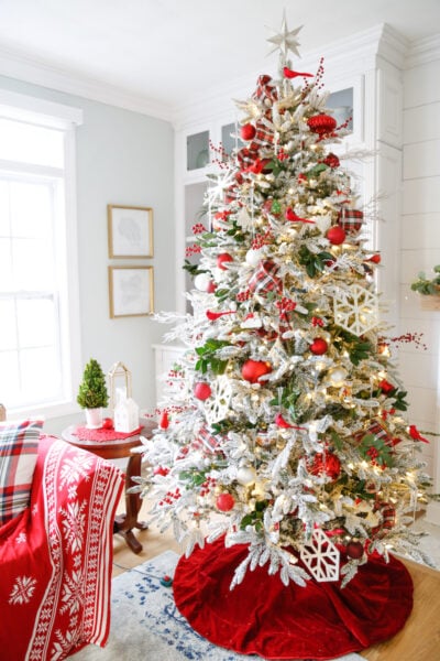 23 Fabulous Flocked Christmas Tree Decorating Ideas