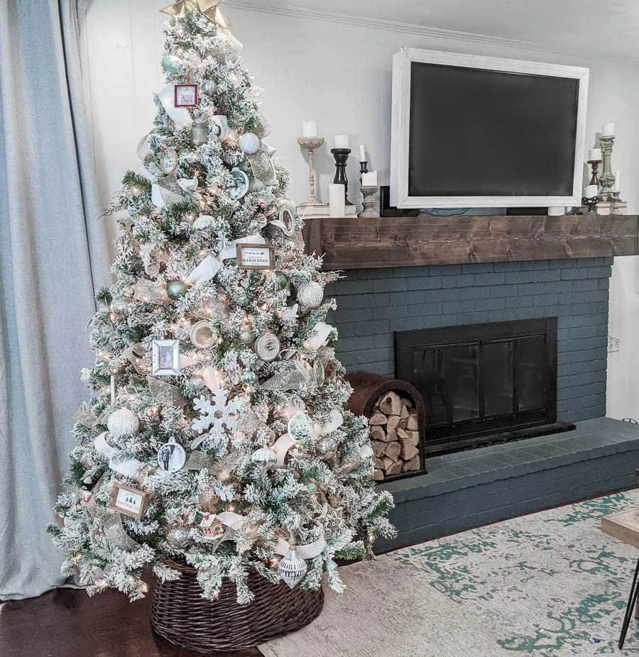 How To Decorate A Real Christmas Tree - The Best Tips And Tricks! - Simply  Lovely Living