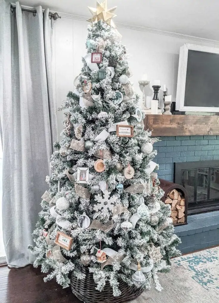 23 Fabulous Flocked Christmas Tree Decorating Ideas