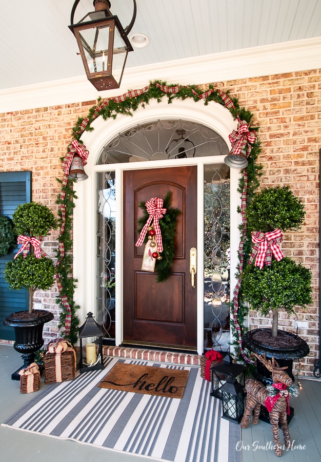 23 Festive Front Porch Christmas Decorating Ideas