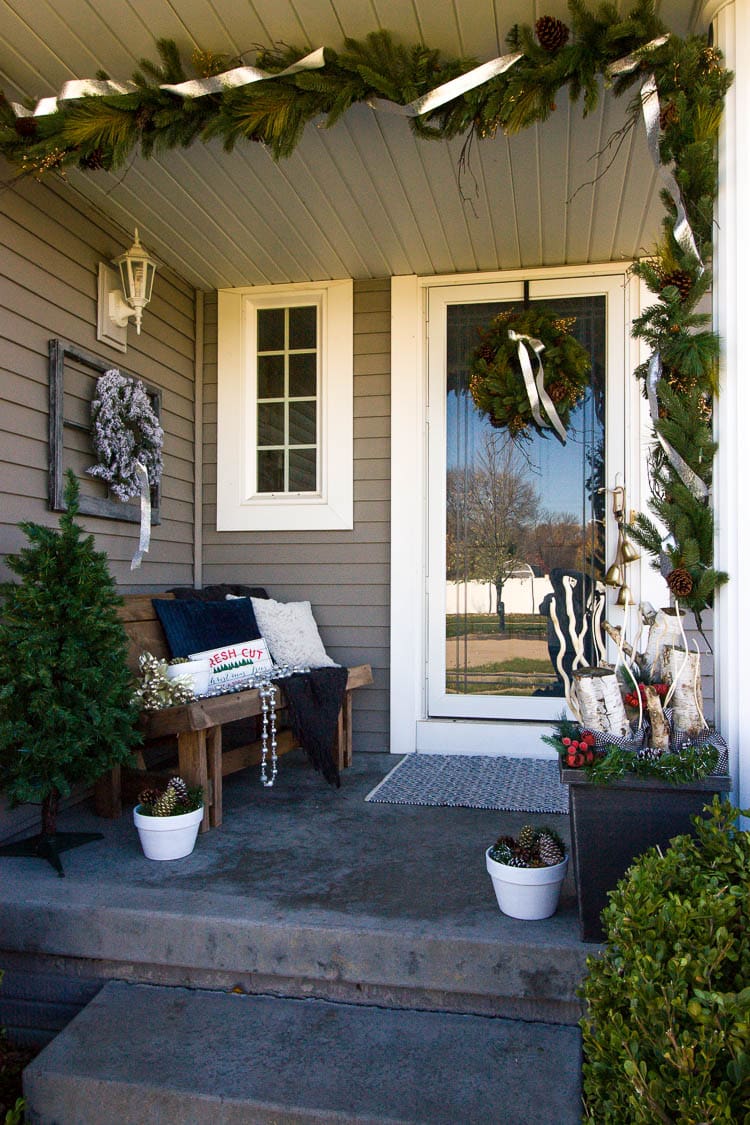 23 Festive Front Porch Christmas Decorating Ideas