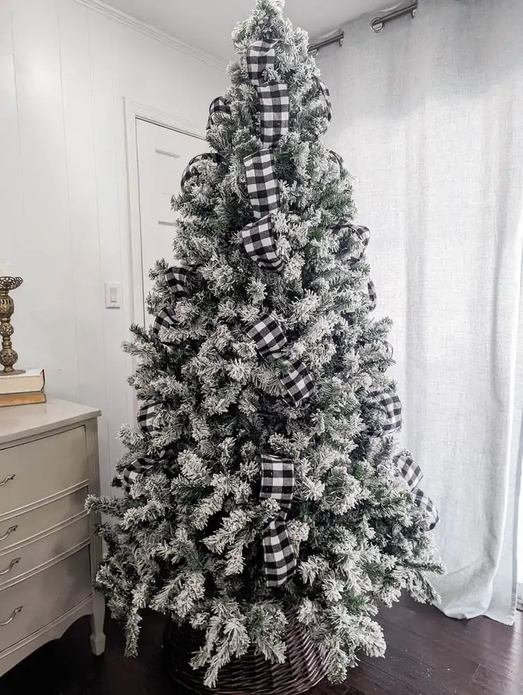 Christmas tree with plaid ribbon arranged vertically.
