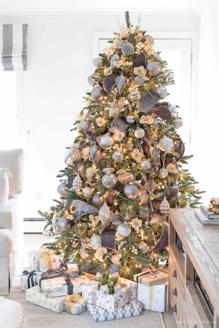 Neutral Christmas tree with dark plum ribbon.