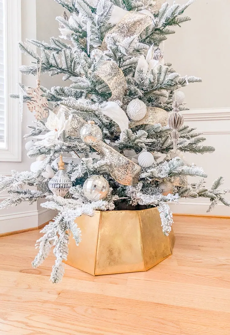 Christmas tree with gold Christmas tree collar.