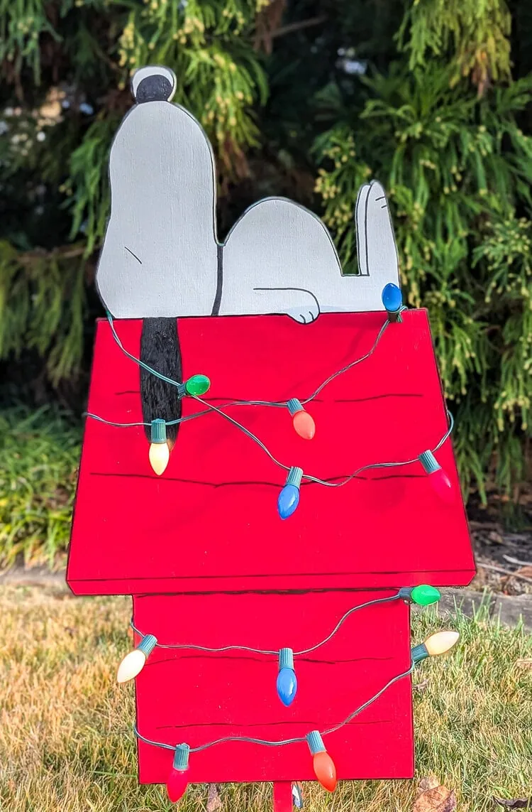 How to Make this fun DIY Snoopy Outdoor Christmas Decor, image size:750x1143