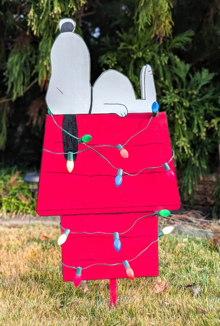 How to Make this fun DIY Snoopy Outdoor Christmas Decor